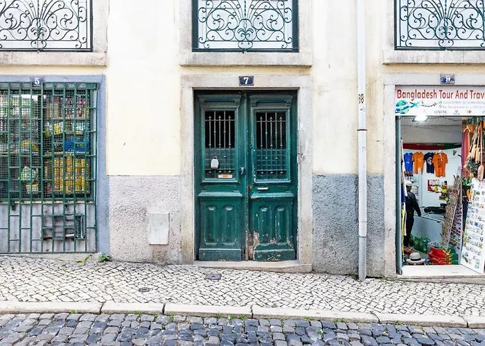 Mourarias Place - Yellow * Lisbon
