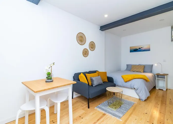 Apartment Mourarias Place - Yellow Lisbon