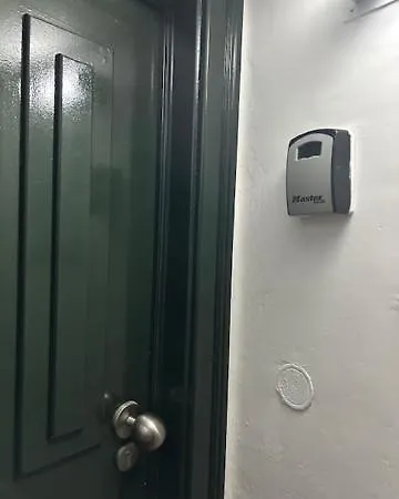 Mourarias Place - Yellow * Lizbona