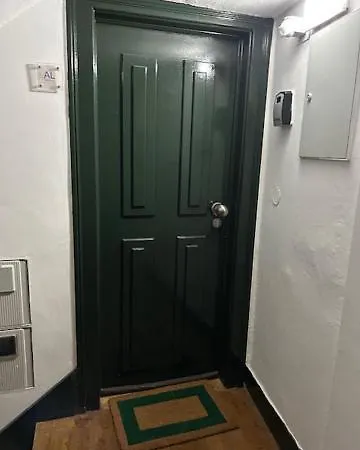 Mourarias Place - Yellow * ליסבון